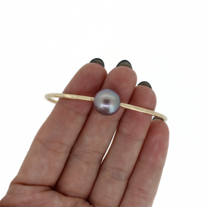 Brianne & Co. purple Edison pearl bangle in gold with hammered texture