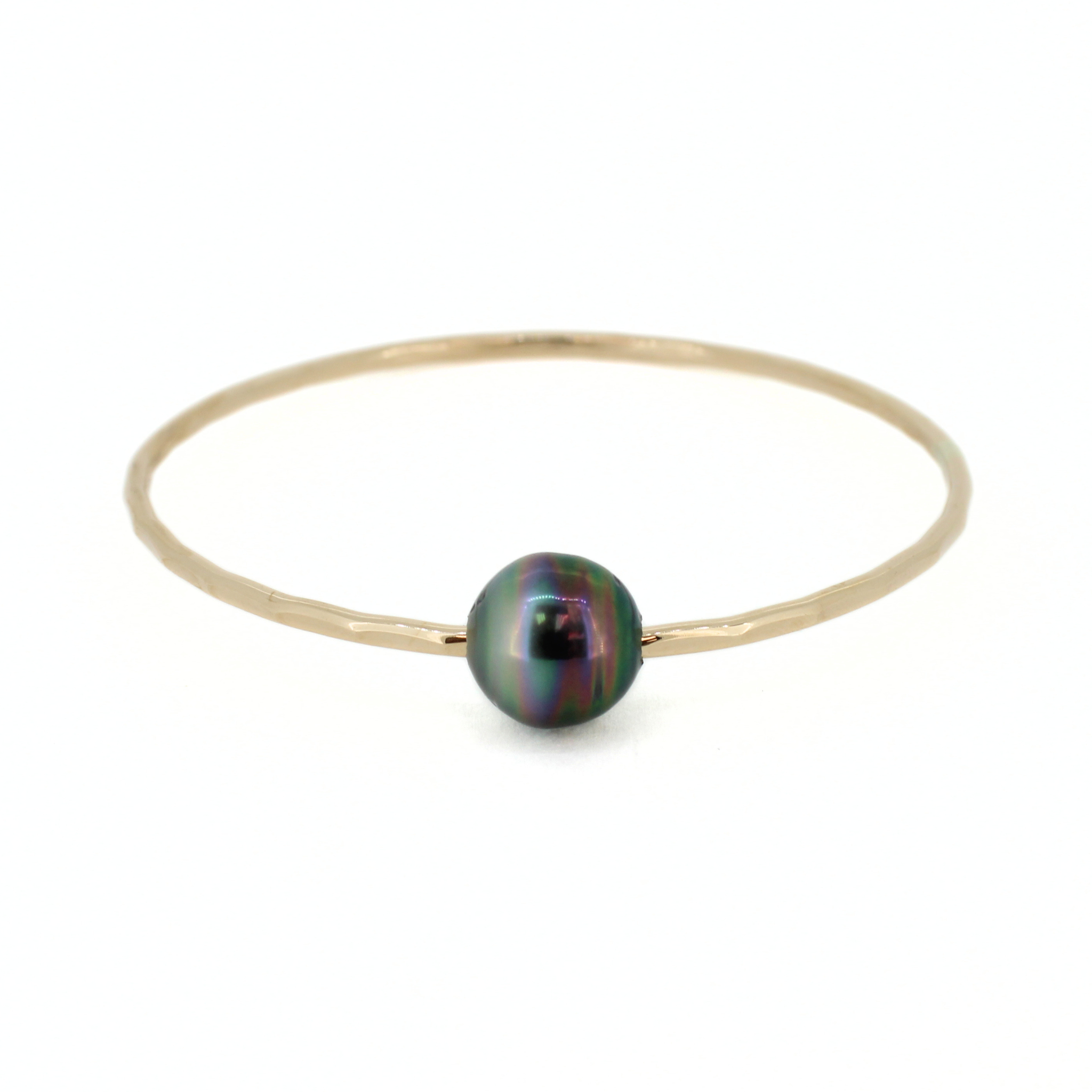 Brianne & Co. 14k gold fill hammered bangle featuring a colorful, genuine Tahitian pearl
