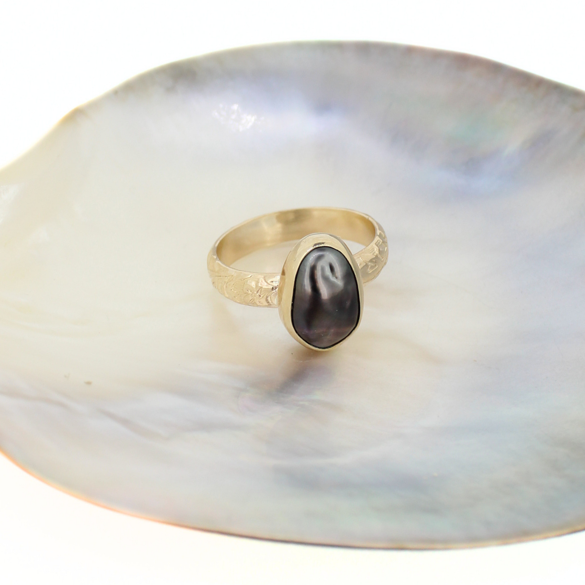 Gold ring with oval dark keshi pearl on smooth shank