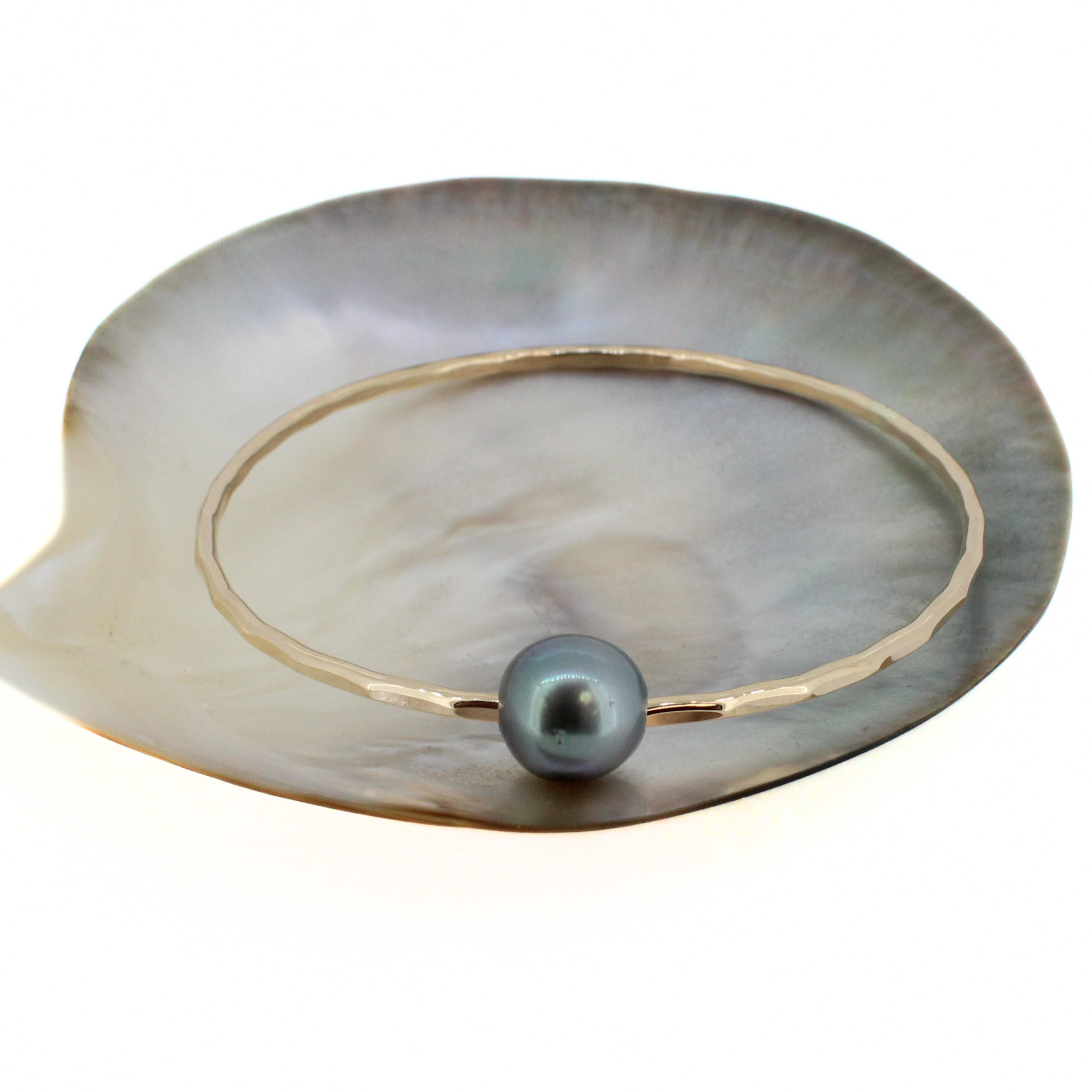 Brianne & Co. 14k gold filled hammered bangle with Tahitian pearl size 7.75