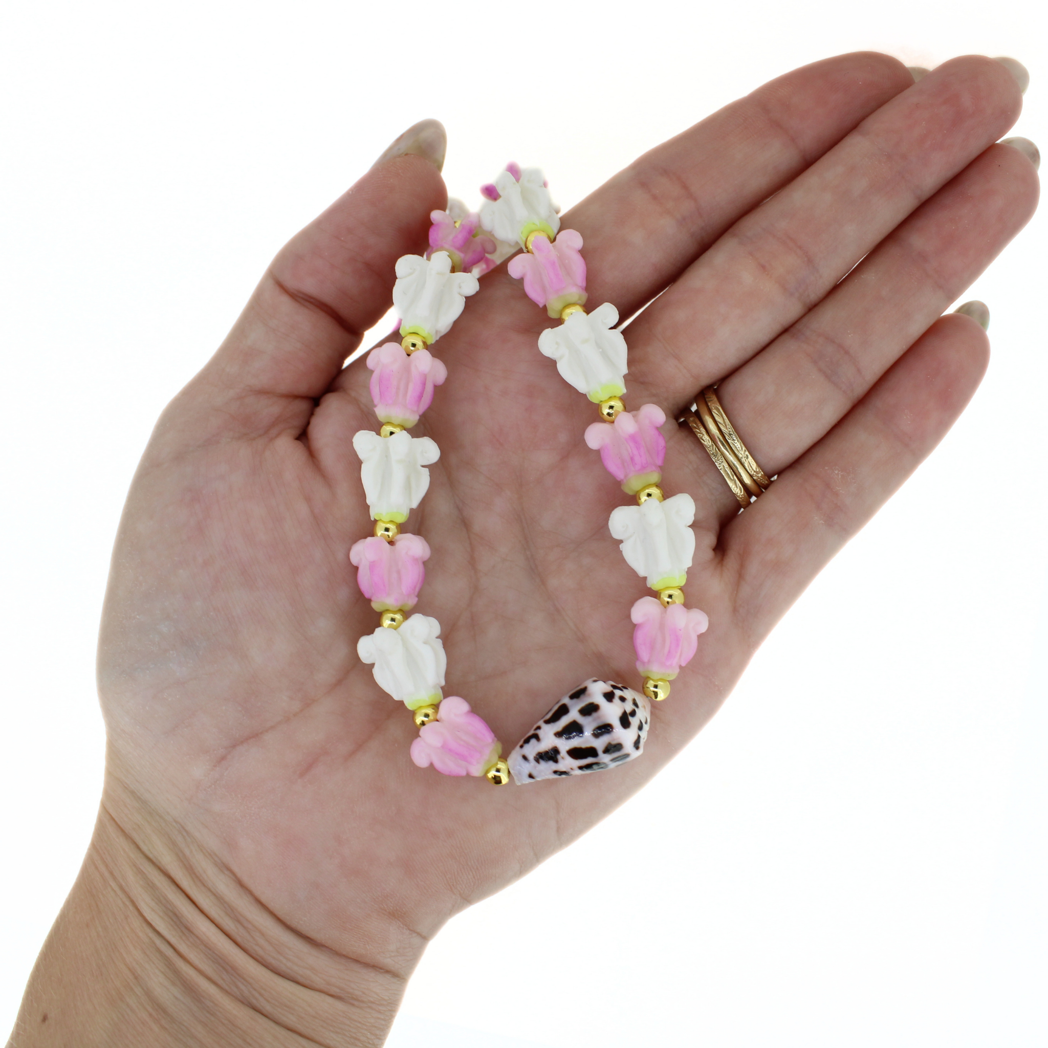 Short Purse Lei W/ Hebrew Cone Shell