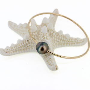 Brianne & Co gold fill hammered bangle with stunning peacock tahitian pearl, made on Kauai