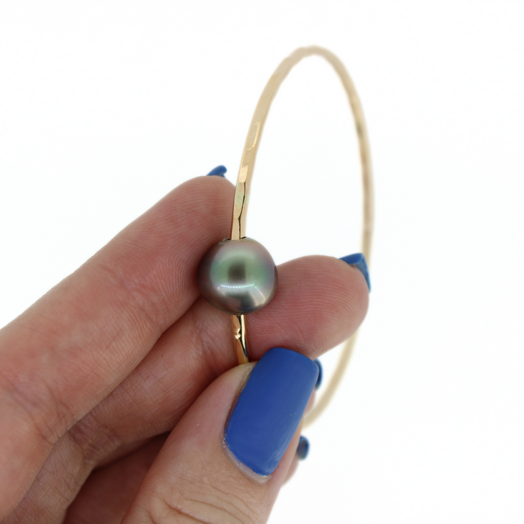 Brianne & Co gold fill bangle, close up of hammered texture and peacock colored tahitian pearl
