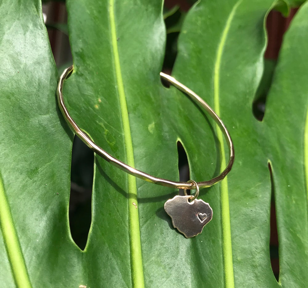 brianne and co kauai charm hammered bangle bracelet