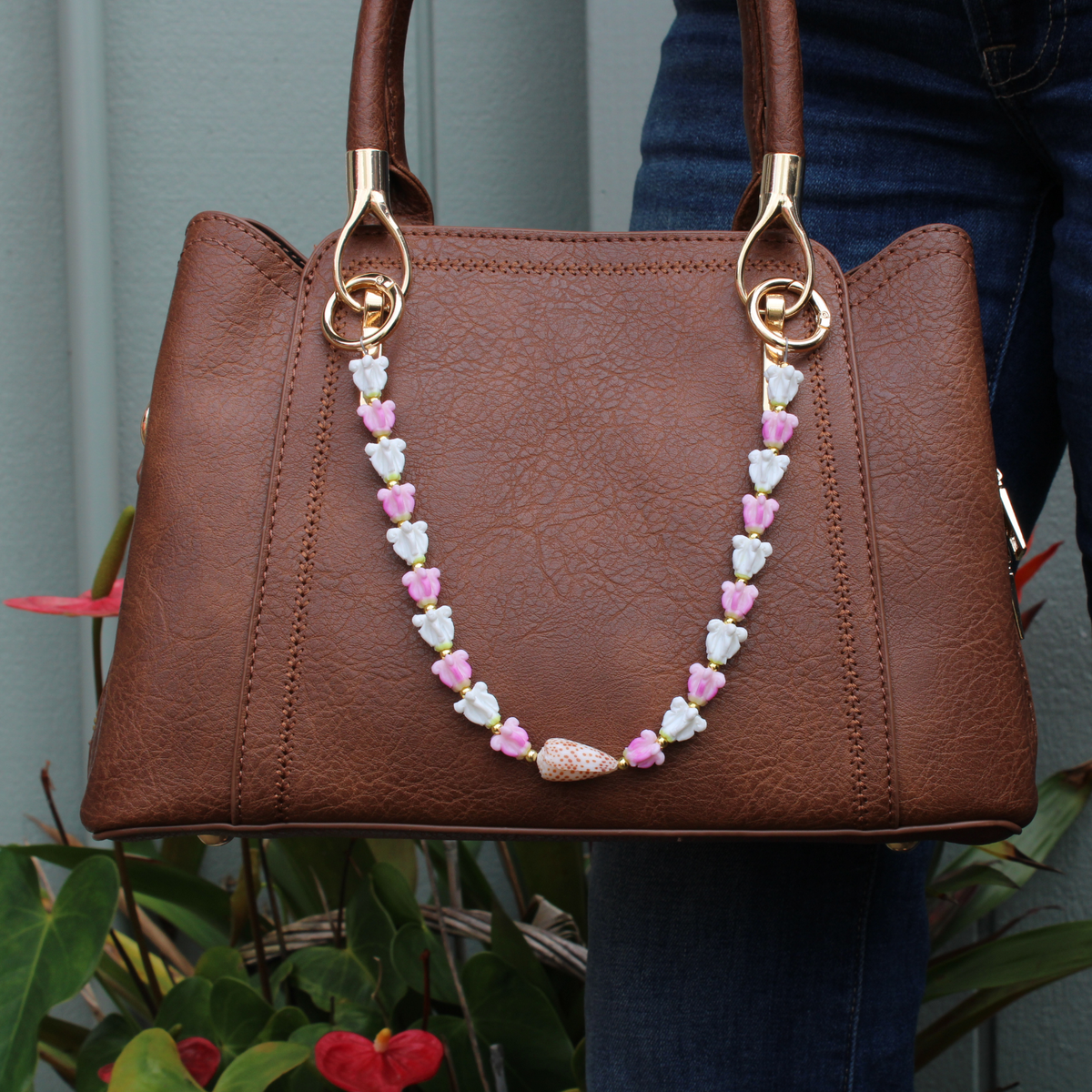 What Flowers Are Commonly Used in Hawaiian Purse Leis?