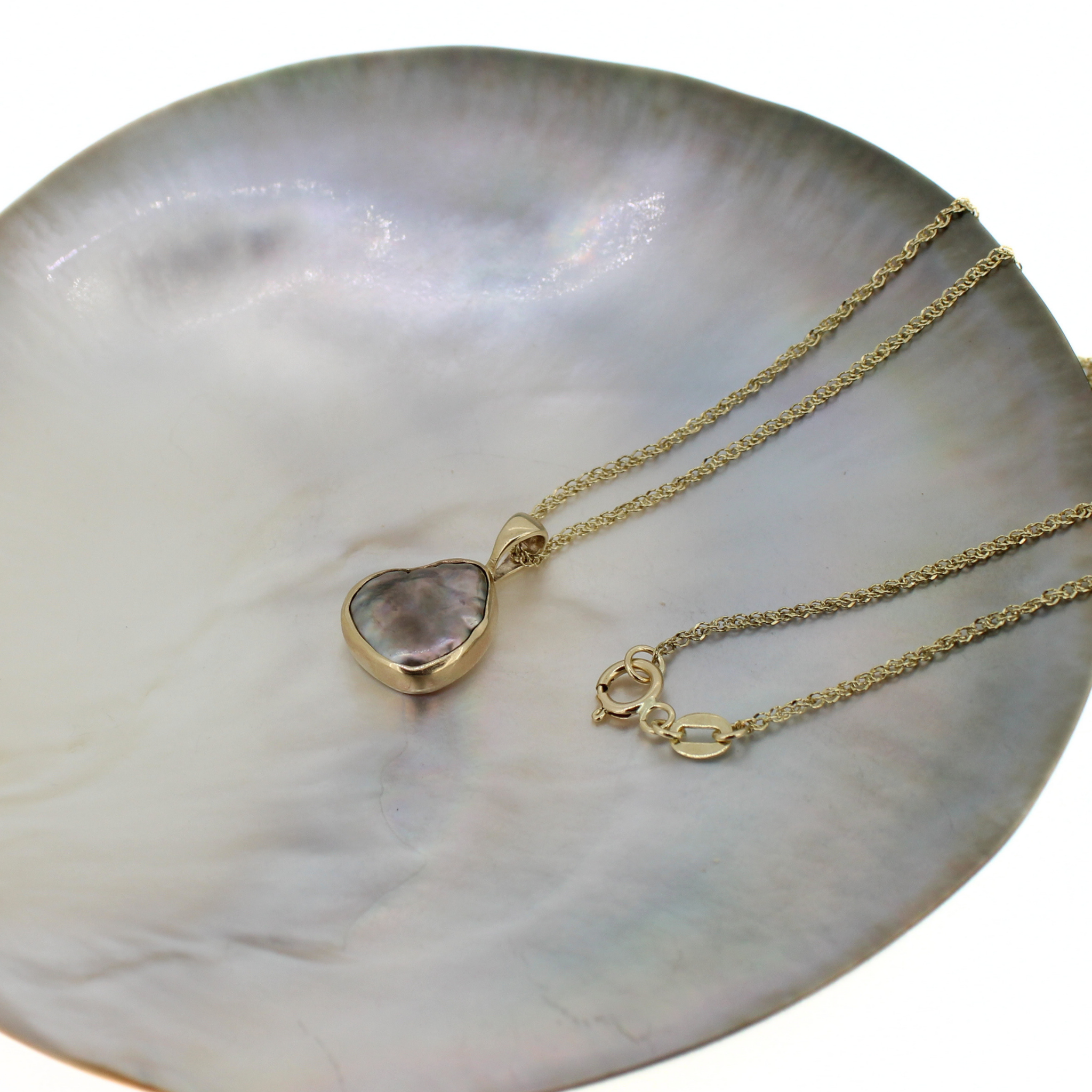Gold chain keshi pearl pendant necklace with dark purple-gray teardrop pearl