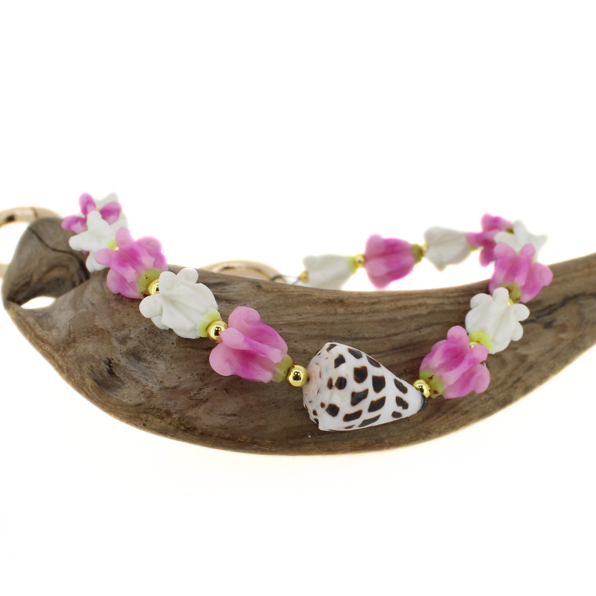 Short Purse Lei W/ Hebrew Cone Shell