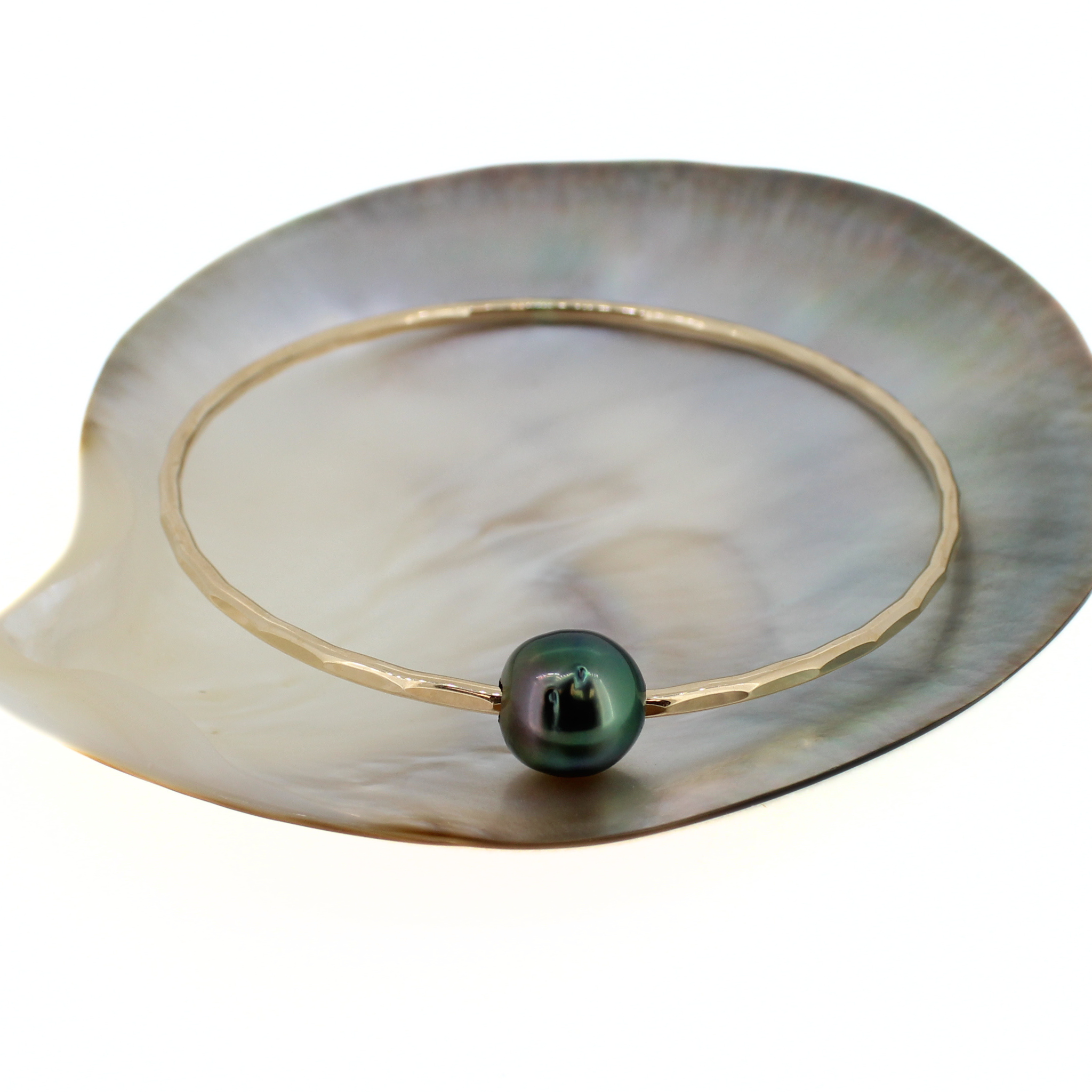 Brianne & Co. 14k gold fill dark peacock colored Tahitian pearl bangle size 7.75