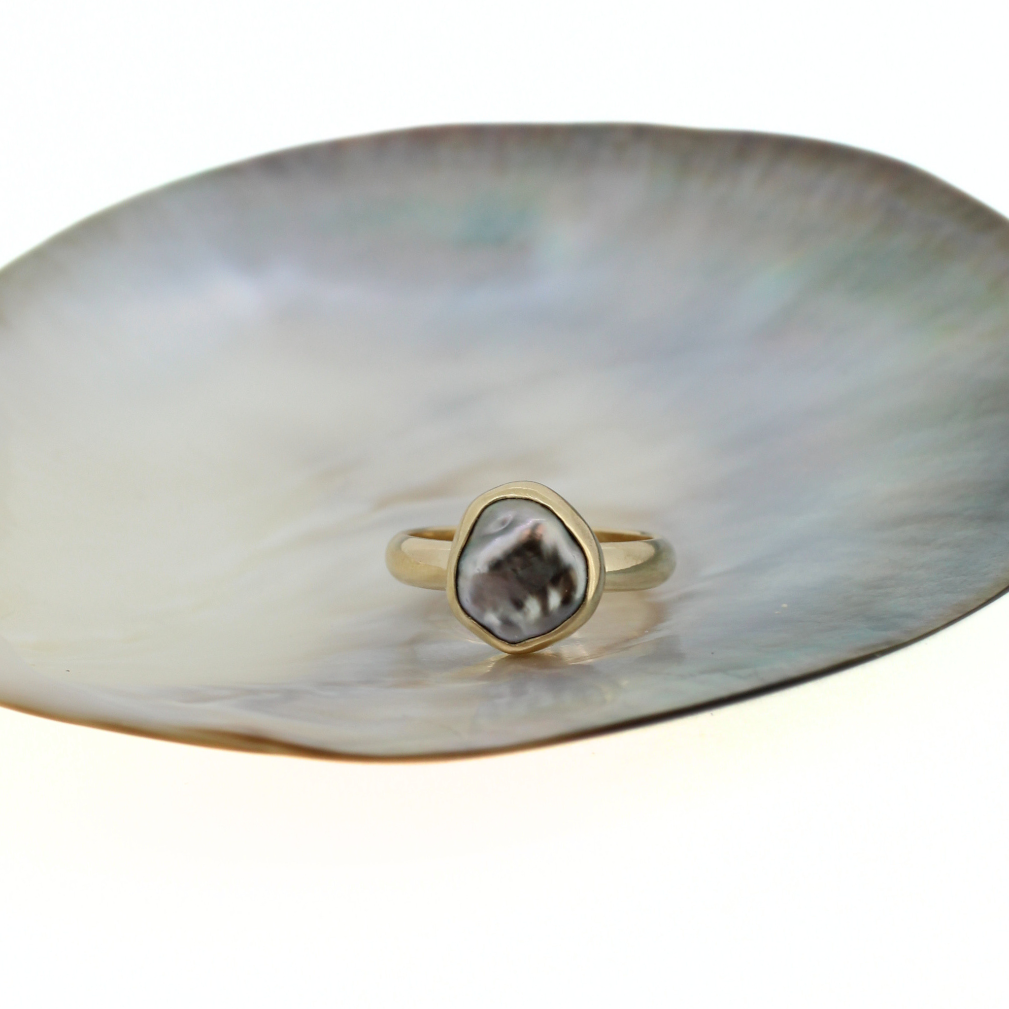 Gold-tone keshi pearl ring with oval bezel and dark mottled pearl centerpiece