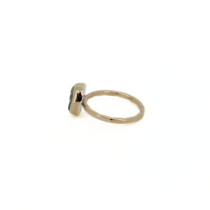 Brianne & Co. gold Tahitian keshi ring with hammered band side view