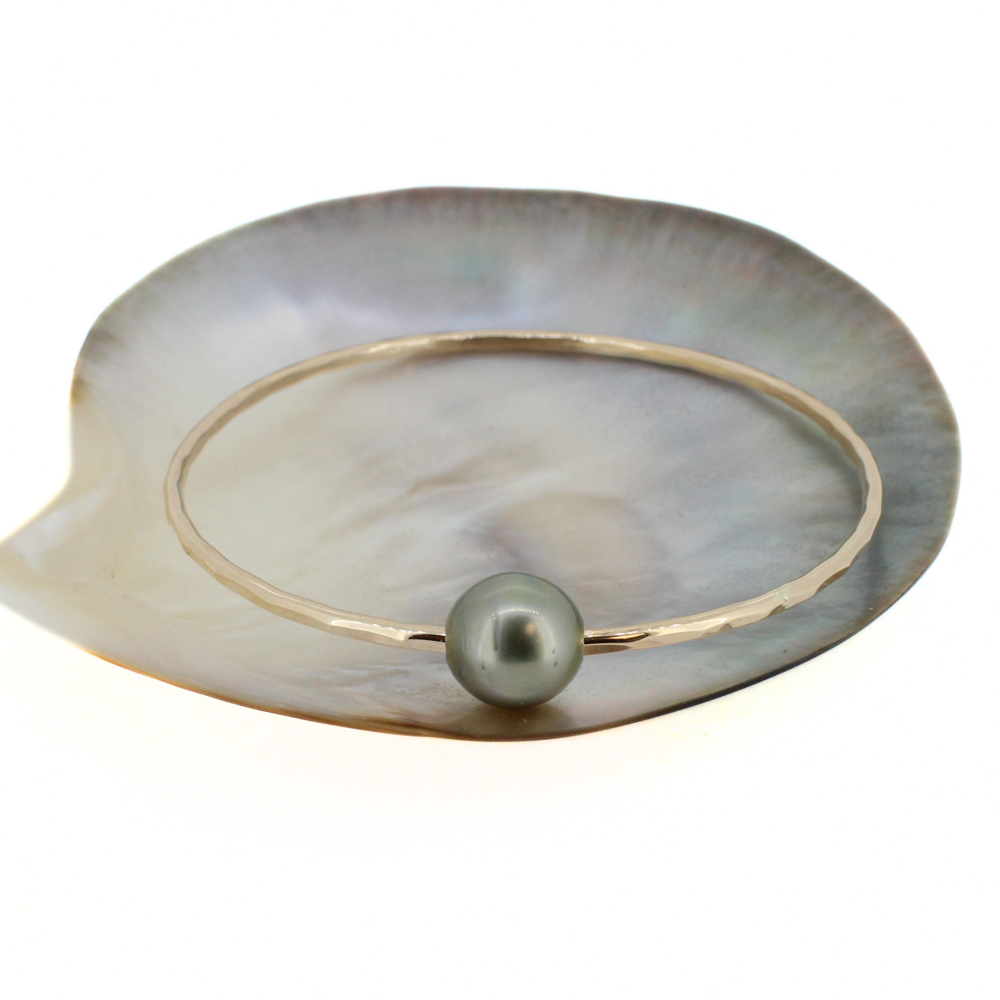 Brianne & Co. 14k gold filled hammered bangle bracelet with genuine Tahitian pearl