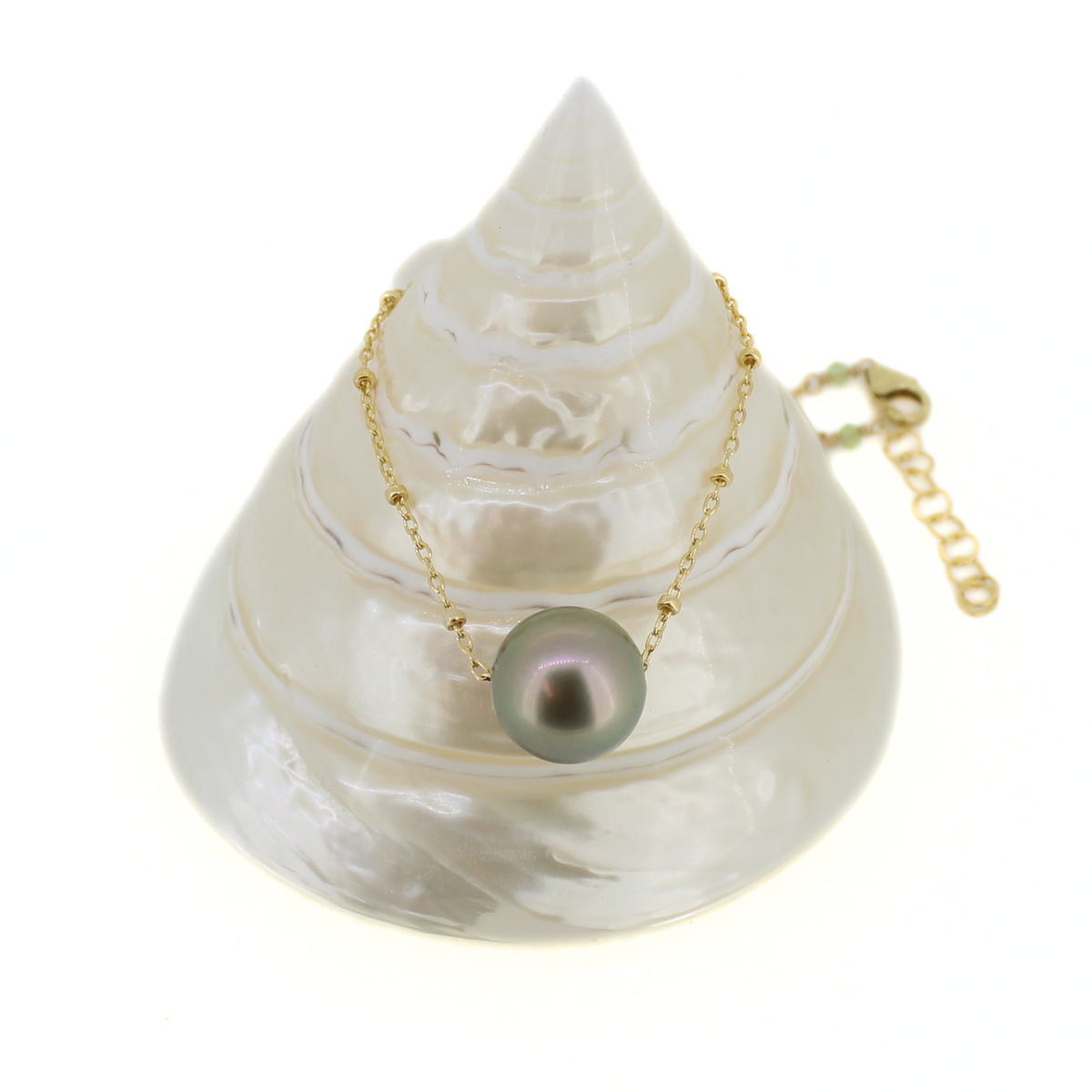 Gold satellite chain necklace featuring a gray/green Tahitian pearl. 