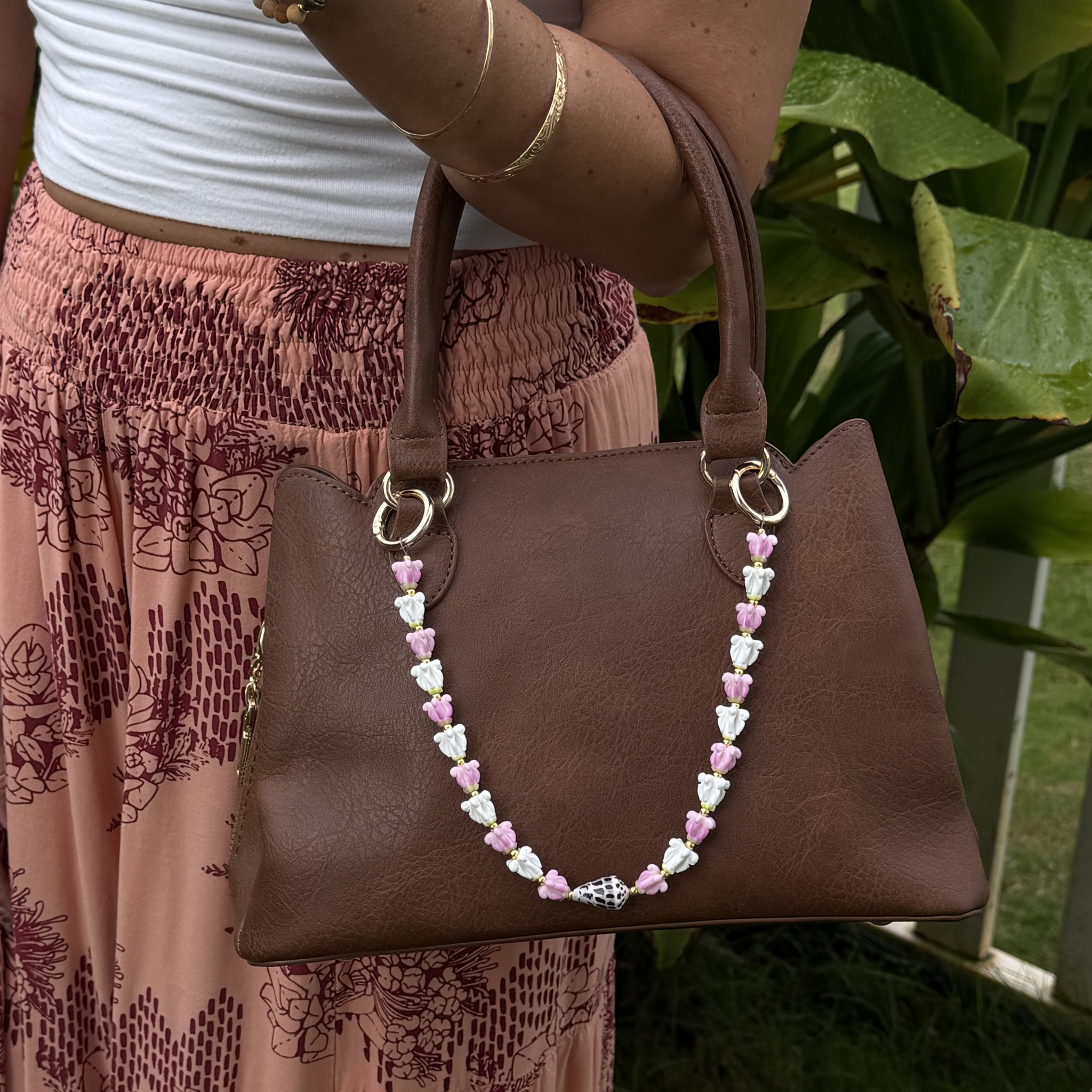Brianne & Co. pink and white crown flower purse lei with Hebrew cone shell, purse charm