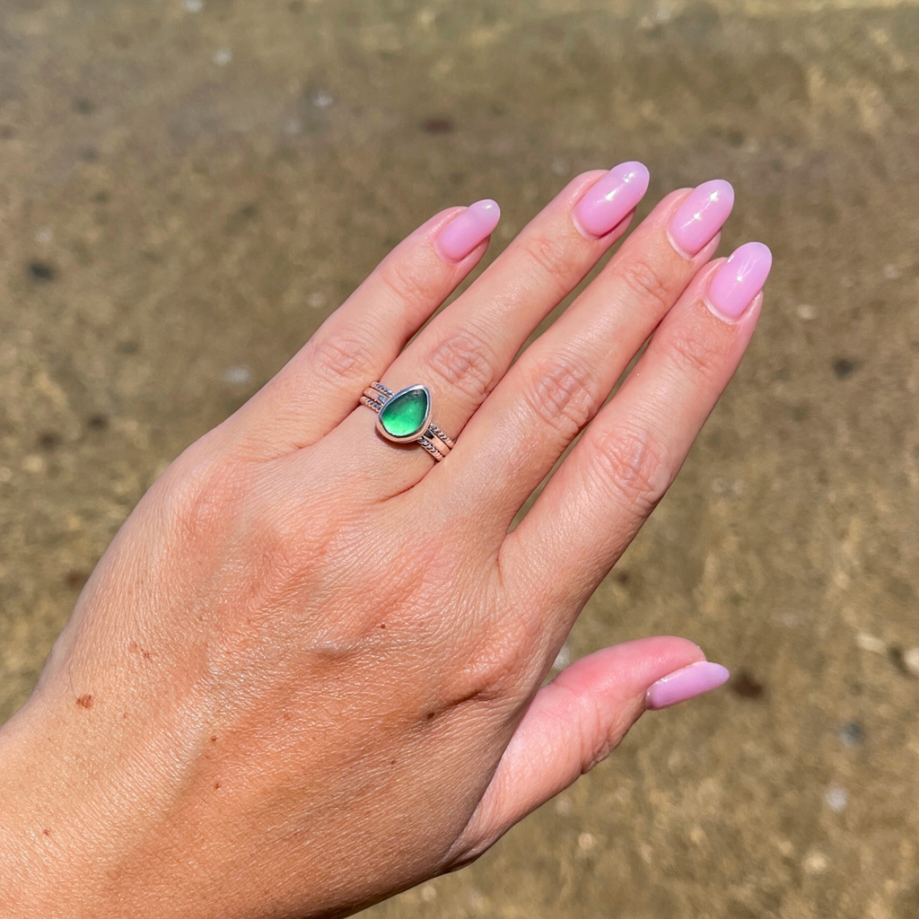 Sterling Silver Emerald Green Sea Glass Ring with Textured Bands Size 5