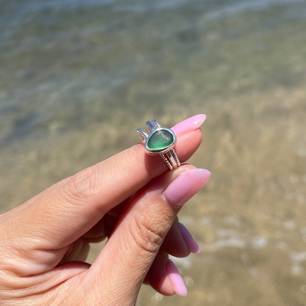 Sterling Silver Emerald Green Sea Glass Ring with Textured Bands Size 5
