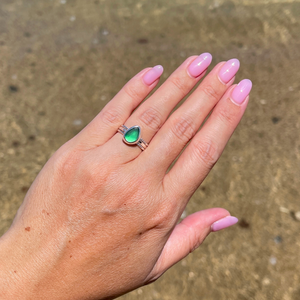 Sterling Silver Emerald Green Sea Glass Ring with Textured Bands Size 5