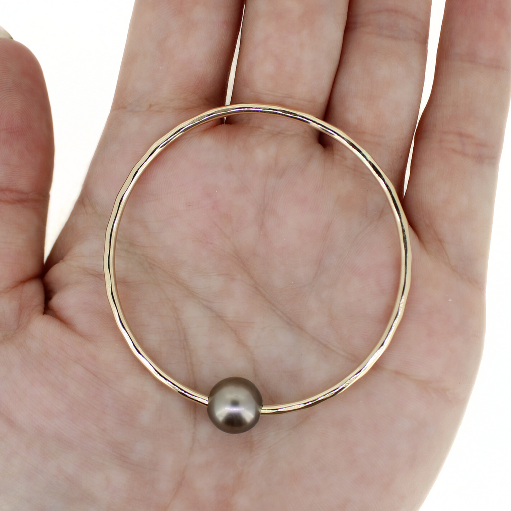 Brianne and Co. size 6 Tahitian pearl Keiki bangle on a hand