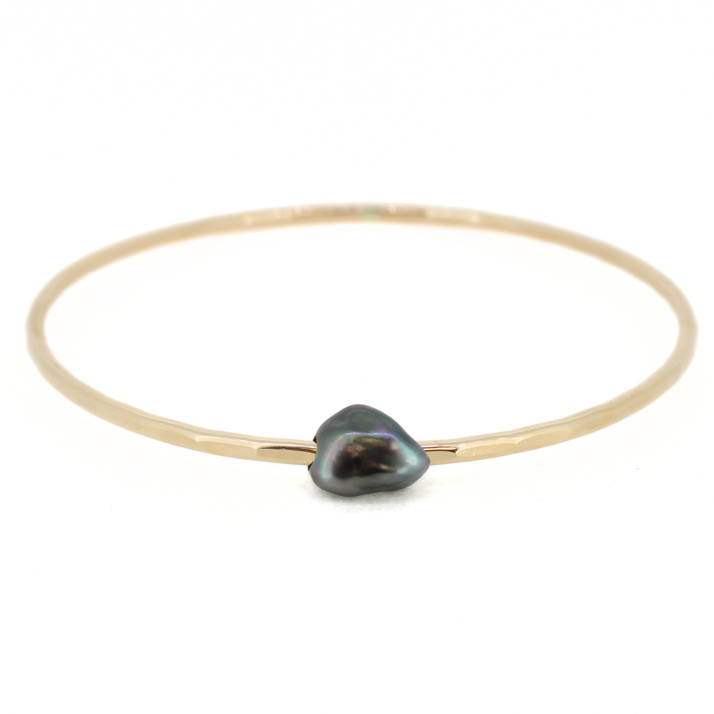 Gold fill bangle with dark grey Tahitian keshi pearl hand made by Brianne & Co. front view