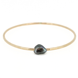 Gold fill bangle with dark grey Tahitian keshi pearl hand made by Brianne & Co. front view