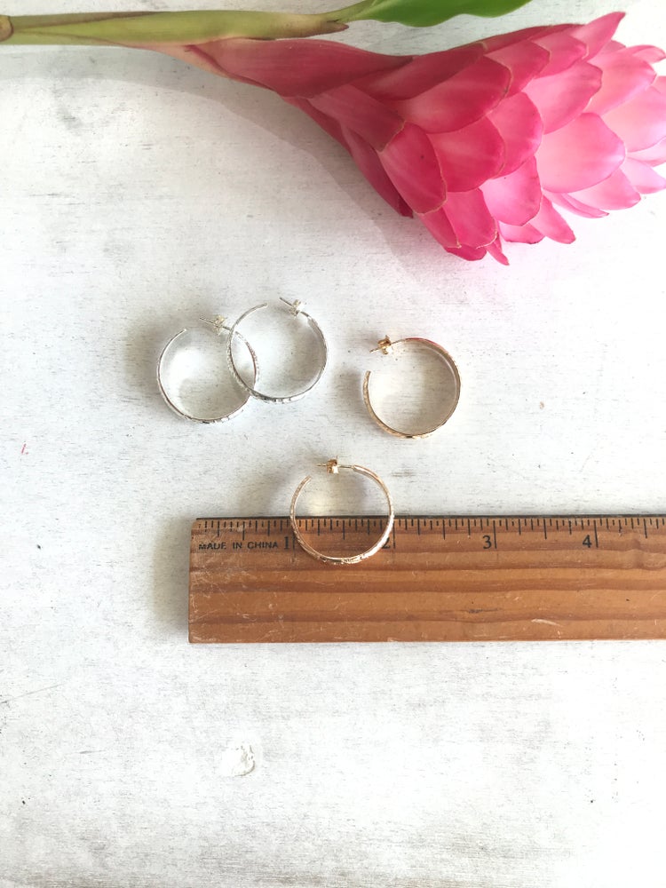 Hawaiian heirloom style hoop earrings measures 1 inch in diameter