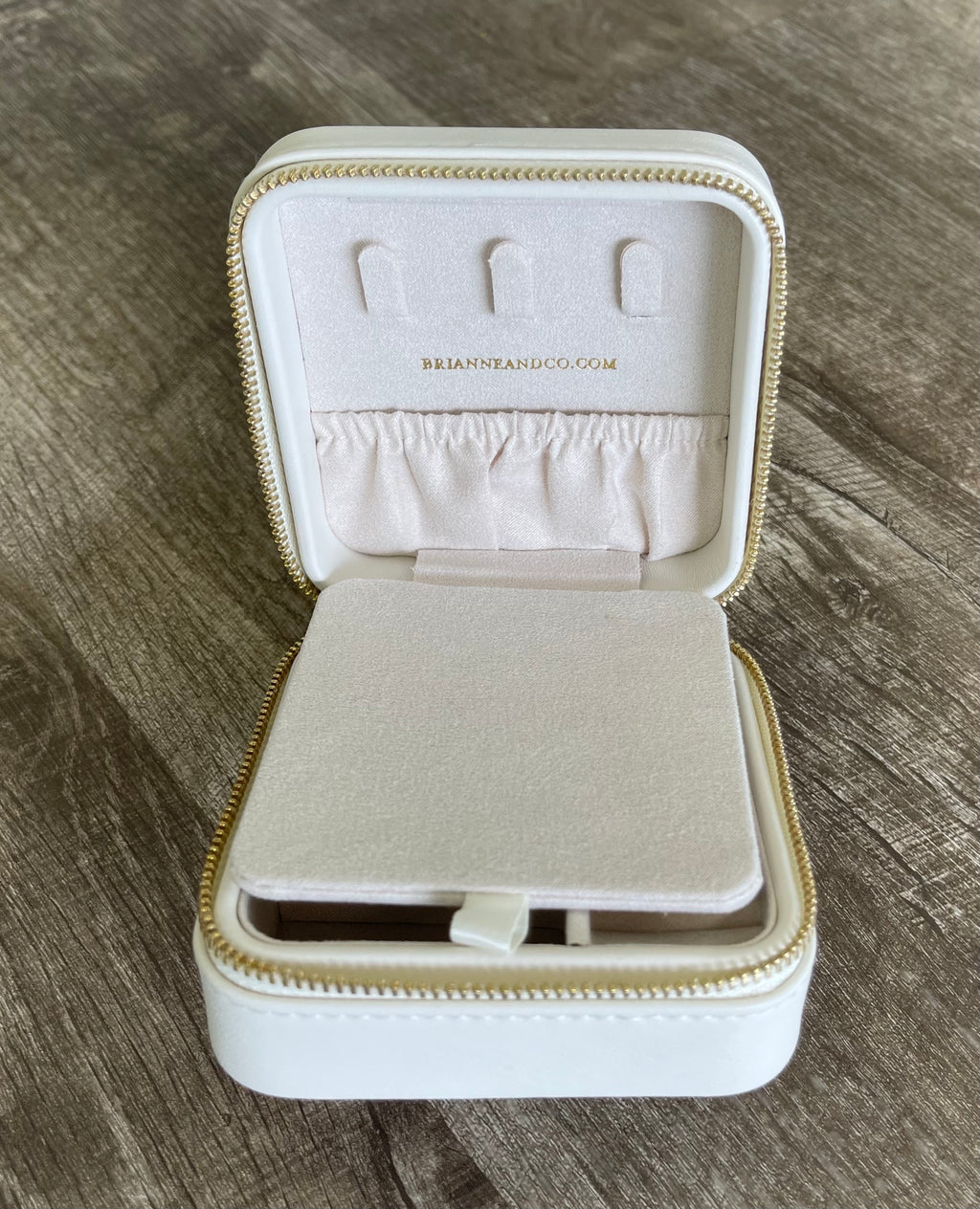 brianne and co leather jewelry travel case, view of chain storage area