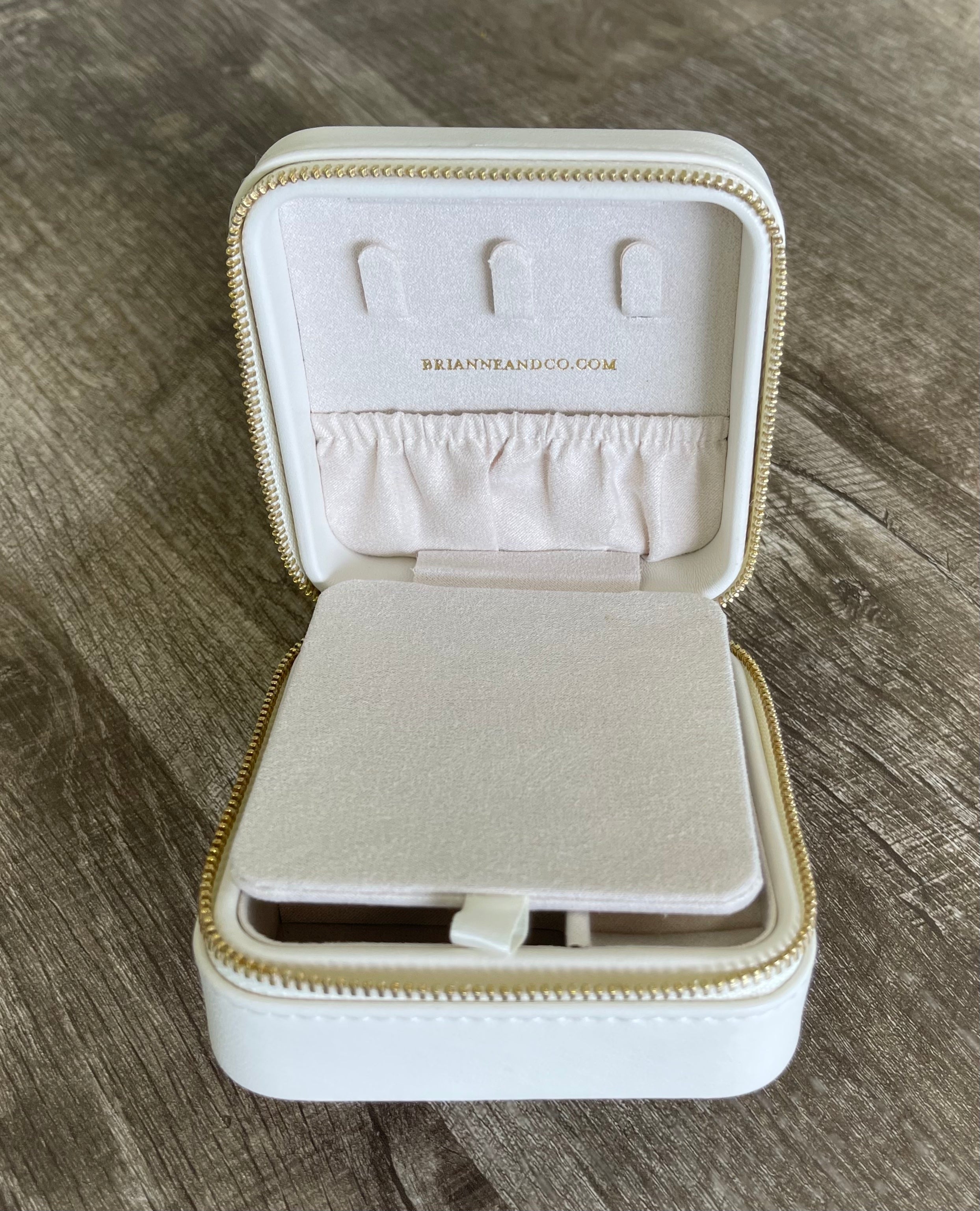 brianne and co leather jewelry travel case, view of chain storage area