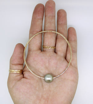 14k gold handmade hammered bangle with tahitian pearl