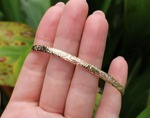 Brianne & Co Hawaiian heirloom style bangle, close up of band detail